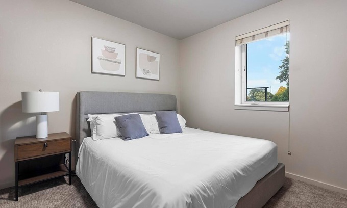 Hayden Island Apartment | Landing | Beautiful 1BD, Gym, Pool