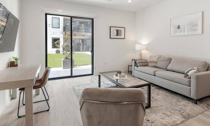 Richmond Apartment | Landing | Beautiful 1BD, Rooftop Lounge, Game Room