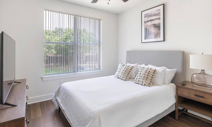 Irving Apartment | Landing | Beautiful 2BD, Courtyard, Clubhouse