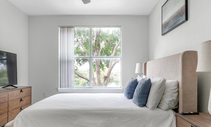 Irving Apartment | Landing | Chic 2BD, Courtyard, Pool