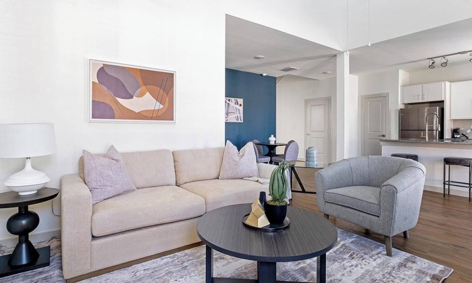 Waller Apartment | Landing | Spectacular 3BD, Gym, Pool