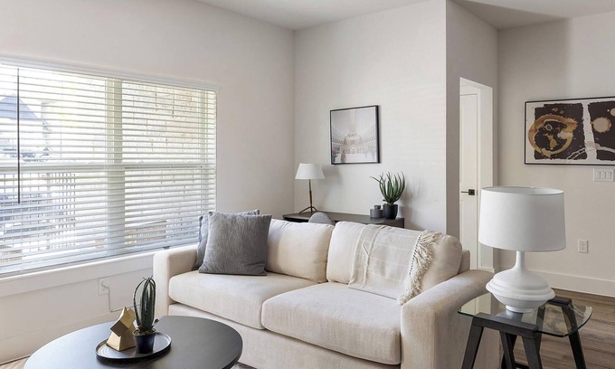 Venus Apartment | Landing | Stunning 2BD, Clubhouse, Gym
