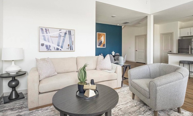 Waller Apartment | Landing | Stunning 3BD, Pool, Gym