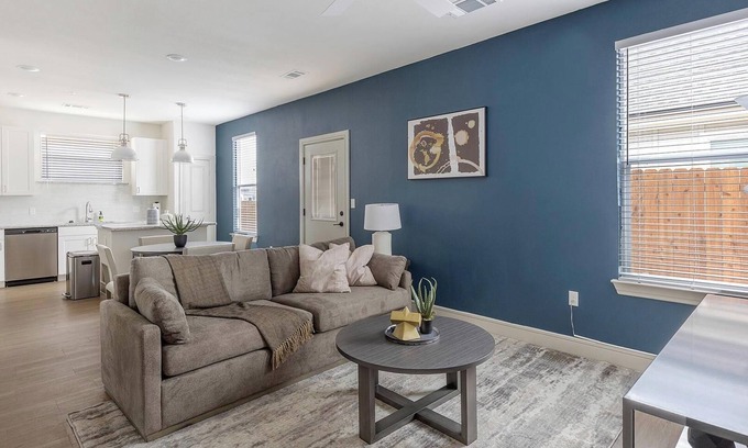 Tarrant County Apartment | Landing | Stylish 2BD, Pool, Gym