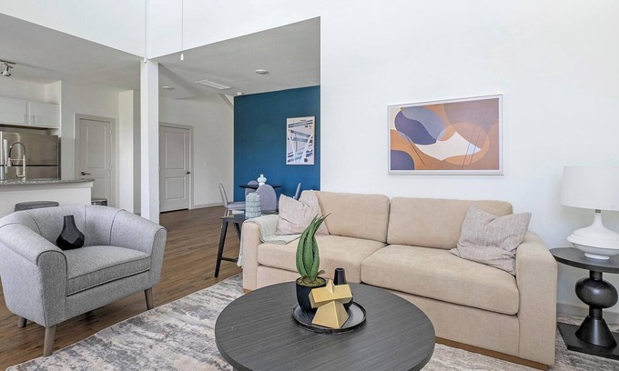 Waller Apartment | Landing | Stylish 3BD, Pool, Gym