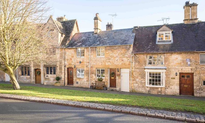 Chipping Campden Cottage | LANES COTTAGE, pet friendly, with open fire in Chipping Campden