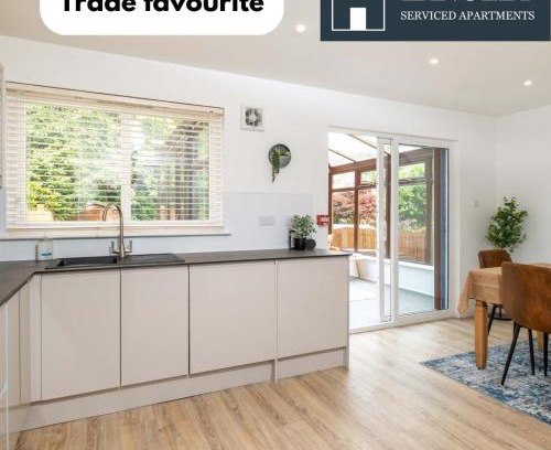 Dundee Apartment | Langley House, 5 bed, all doubles with Smart TV, 3 bath, 2 lounges, FULLY equipped kitchen, FREE parking, PERFECT for BUSINESS, TRADES, GOLF and relocation 5 Min to EDEN and Port projects Wifi, Smart Tv, garden, dishwasher