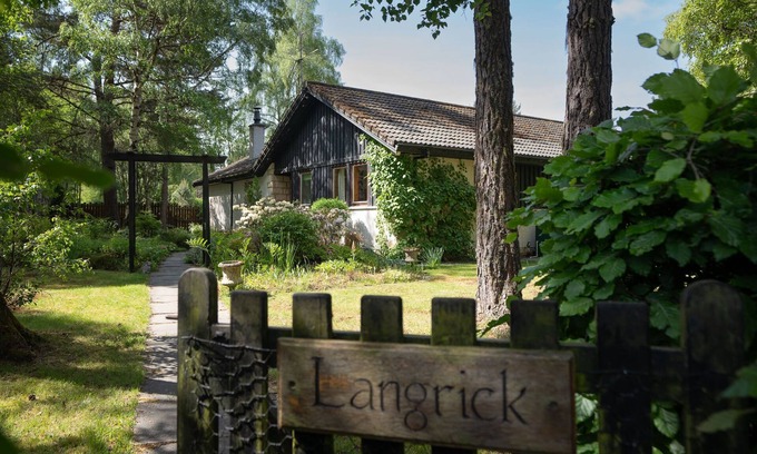 Nethy Bridge House | Langrick - a bungalow that sleeps 10 guests in 5 bedrooms