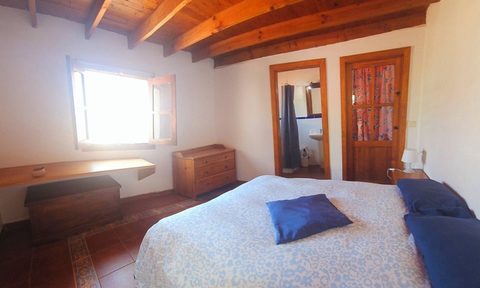 Tahiche House | LANZAROTE: Spacious room with private bathroom in a terrera house