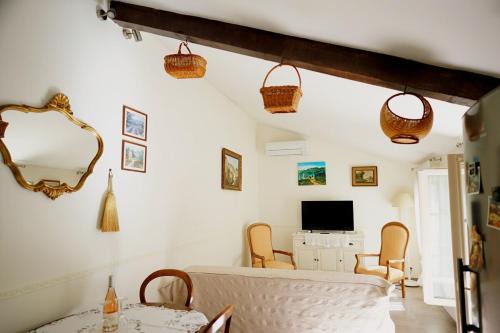 Montfavet Apartment | LaPetite Maison Abigail, Peaceful home in Avignon