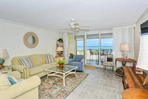 Longboat Key Apartment | LaPlaya 204D Beach-lovers paradise 200 feet of private beach along the turquoise Gulf of Mexico