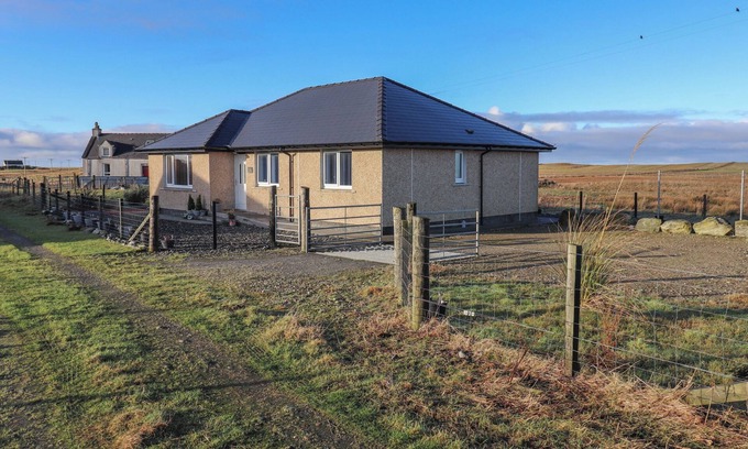 Homore Cottage | LAPWING COTTAGE, pet friendly in Daliburgh, Isle Of South Uist