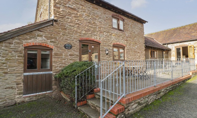 Hay-on-Wye Cottage | LARCH BED COTTAGE, pet friendly, with hot tub in Bromyard