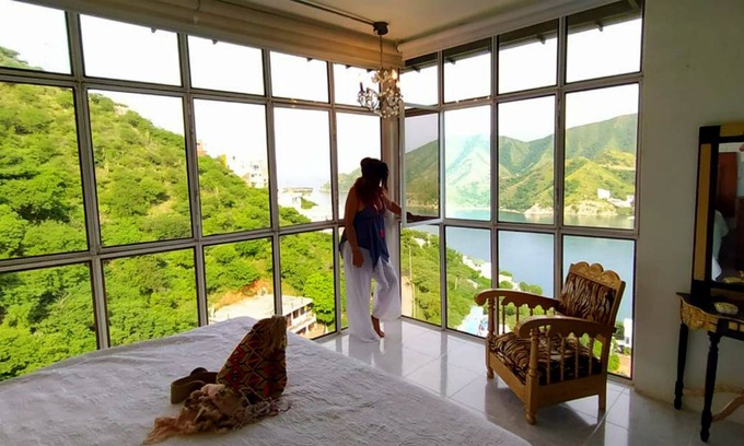 Taganga Apartment | LARCOMAR LOFT is a glass house, industrial style built in the mountains
