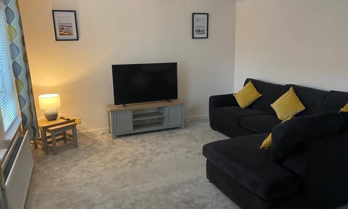 Broughty Ferry Apartment | Large 1 bed flat with parking, central Broughty Ferry