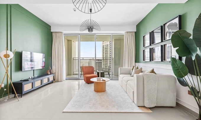 Old Dubai Apartment | Large 1BR with Gym & Pool in Iconic Tower