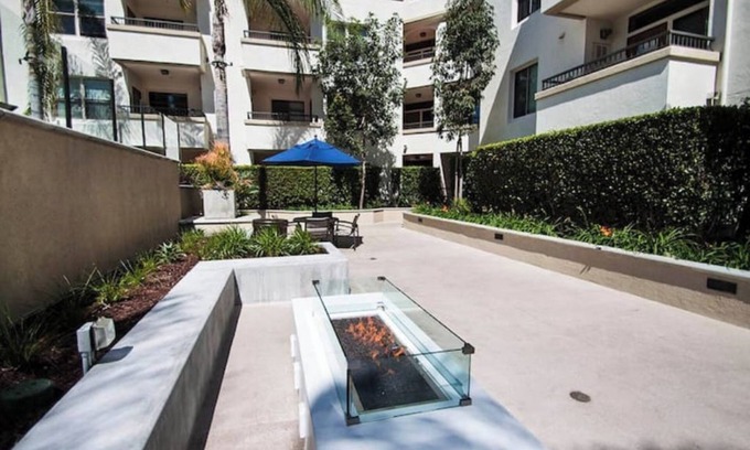 Westwood Apartment | Large 2 Bedroom 2 Bath With Wonderful Views (G41)