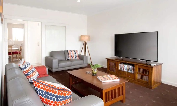 Glen Huntly House | Large 2 bedroom apartment - near Monash University Caulfield