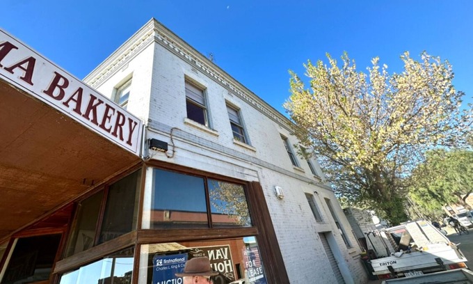 Deakin House | Large, 2 BR stable conversion (circa 1874) tucked in the heart of old town. 🍃