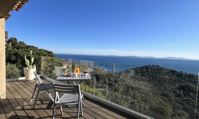 Le Rayol Apartment | Large 2-room apartment with panoramic sea view
