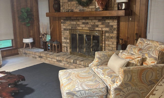Benton House | Large 3 bedroom/4 Beds/2 Bath home very clean and spacious