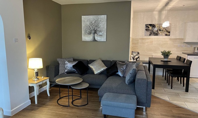Street Apartment | Large 3-Bedroom Holiday Let Steps Away to Street High Street with Onsite Parking