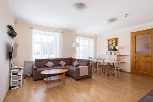 Maskavas Forstate Apartment | Large 3BR Apartment with Balcony 5 min to Old Town by Tram
