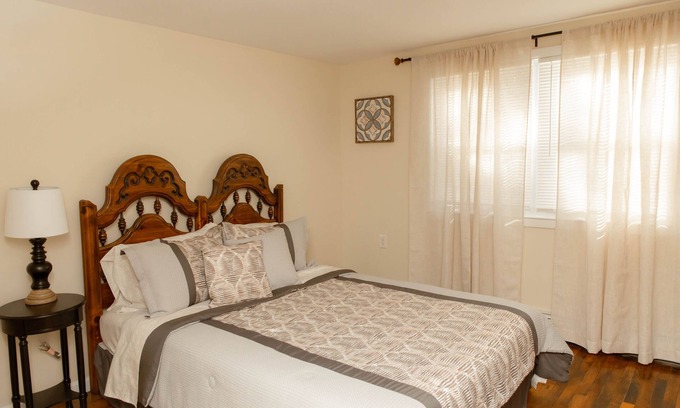 Bristol Apartment | Large 4 Bedroom CT Home Comfy for Longer Stay