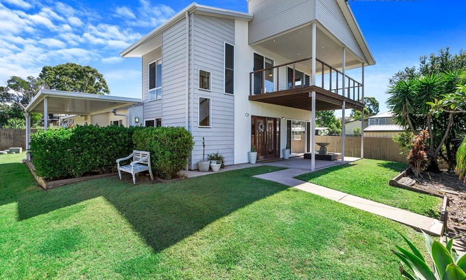 River Heads House | Large 4 Bedroom Home Walking Distance to Beach