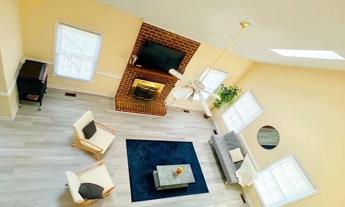 Gloucester Point House | Large 4bed 2.5b home w/fenced in back yard & deck