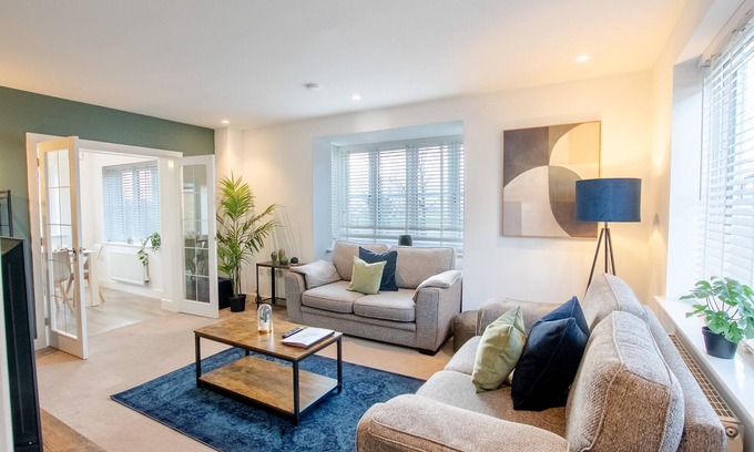 Didcot House | Large 5-Bed House for 8 Guests – Perfect for Workers & Families