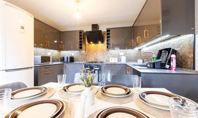 Middleton House | Large 5-Bed House in Leeds/Fits 10/Free Parking/