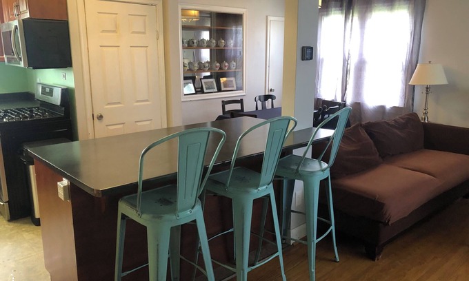 Kingston House | Large 5 bedroom Great for Families 2 Kitchens House Levels can be Separated