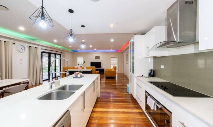 Sunnybank House | Large 5BR 3BA Fam Home w Parking+Yard at Sunnybank