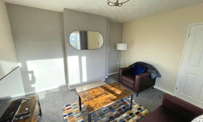 Barnsley House | Large 6 Person Home with Garden and Free Parking