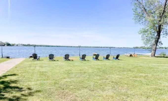 Solon Mills House | Large 6Bd/3.5Ba Lake-Front Group Retreat