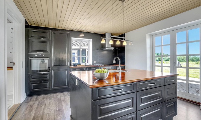 Gatten House | Large and beautifully situated vacation home with large garden and whirlpool bath.