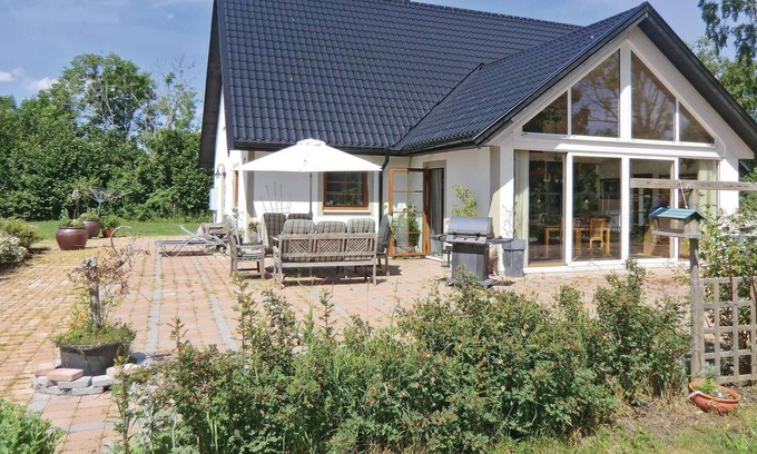 Storlinge House | Large and practical cottage with large garden.