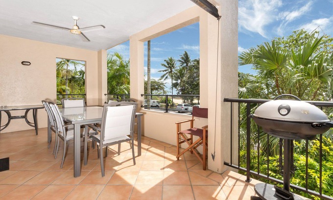 Yorkeys Knob Apartment | Large Beachfront Apartment