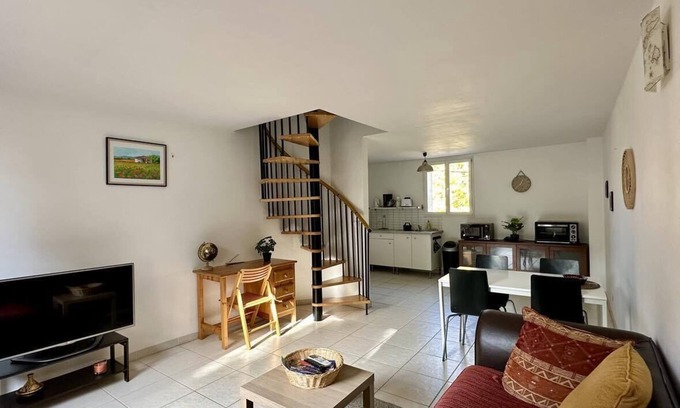Pont-Saint-Esprit Apartment | Large bright apartment on the first floor