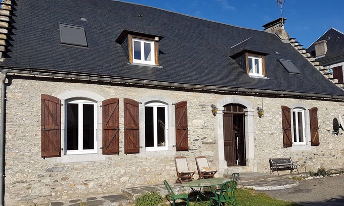 Bazus-Neste House | Large bright room at the entrance to the Nestes valleys