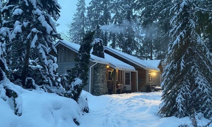 Alberni-Clayoquot Cabin | Large cabin on rural farm. Private, relaxing, close to Stamp Falls Park.