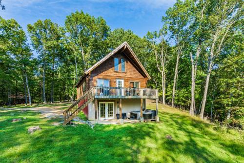 Berkeley Springs House | Large Cabin w Hot Tub, Pond, Deck, Fire Pit, WiFi