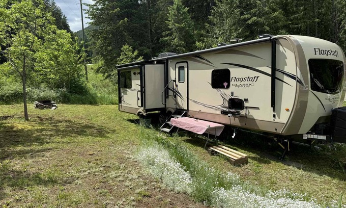 Meadow Creek House | Large + comfortable 2018 Trailer near Kootenay Lake