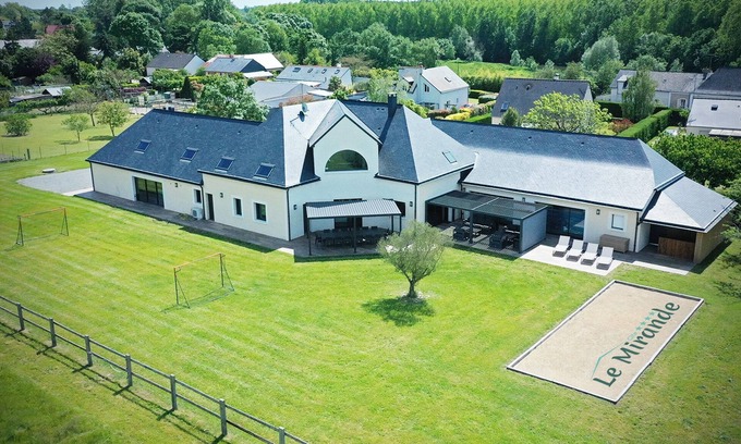 Briollay Villa | Large, comfortable villa for 15 near Angers