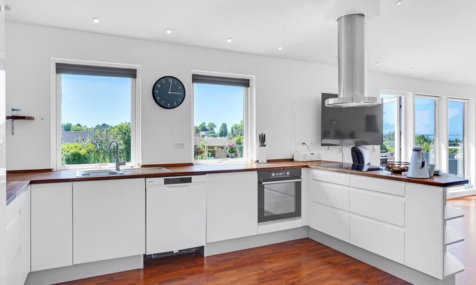 Holbaek House | Large cottage in a beautiful location and close to the sea.