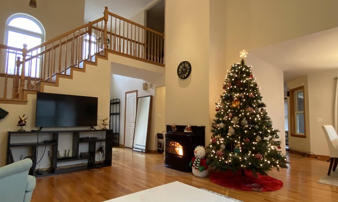 Bushkill House | Large Cozy Modern Pocono House With Huge Game Room