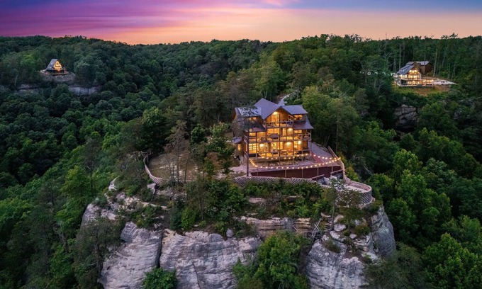 Frenchburg Cabin | Large cozy updated lodge sitting on top of Daniel Boone National Forest.!