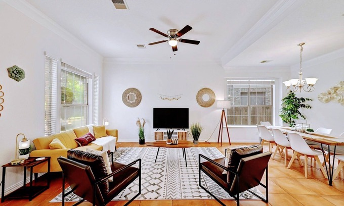 Wells Branch House | Large Dog Friendly House w/Fenced yard! Sleeps 14