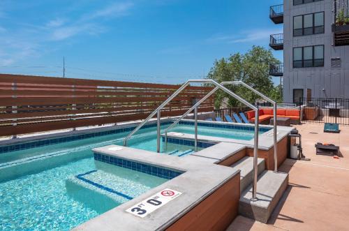 Downtown Des Moines Apartment | Large Downtown 2br -hot Tub-downtown!